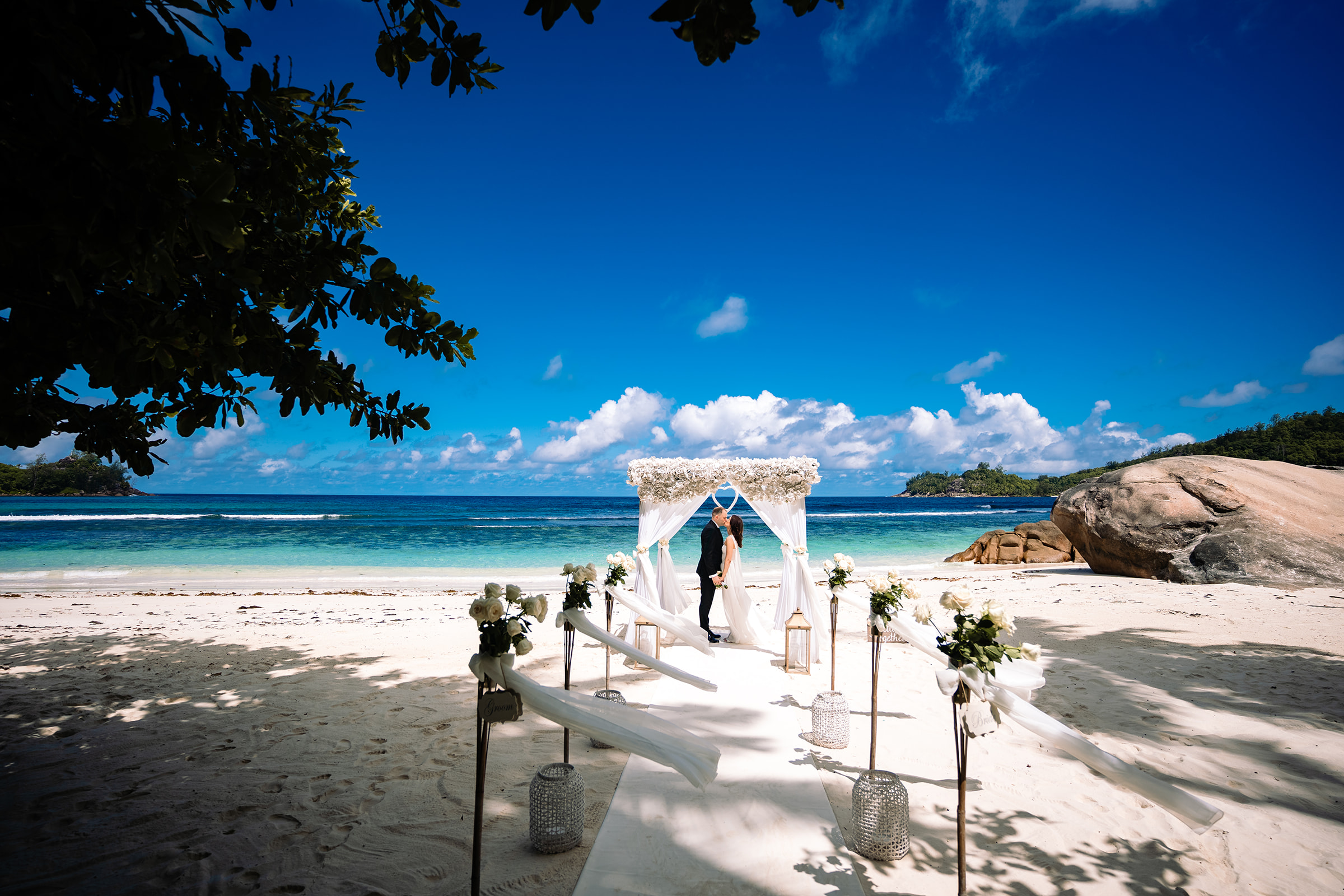 Photography of an elopement wedding in Seychelles on Baie Lazare Beach