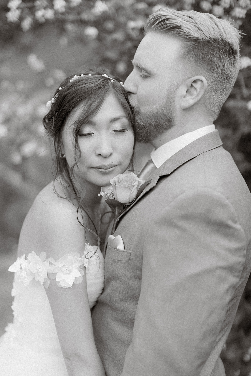 Black and white portrait of wedding couple at Manito Park