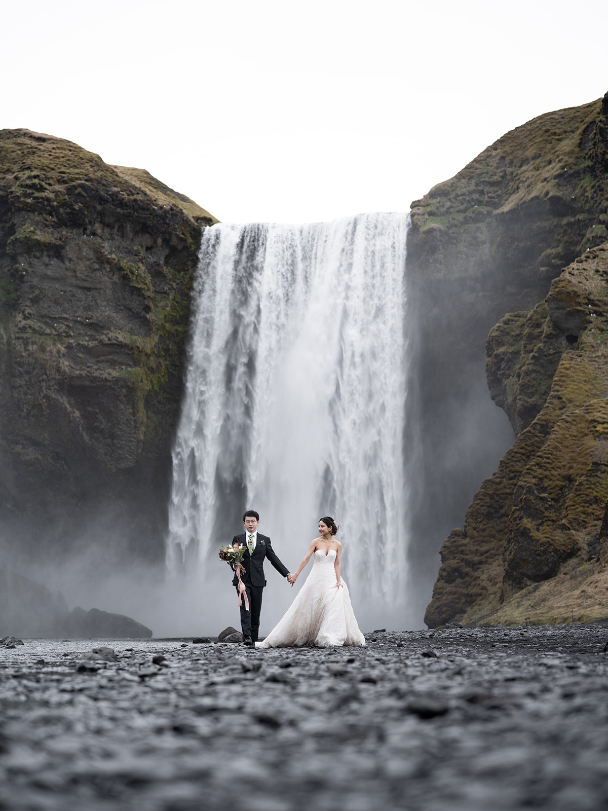 Elopement pictures at Skogafoss waterfall Iceland 