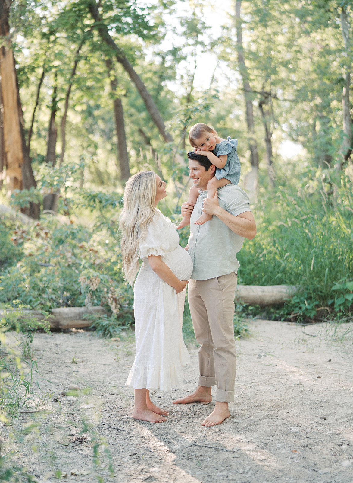 Family maternity session at the boise river in eagle, idaho with hannah mann photography