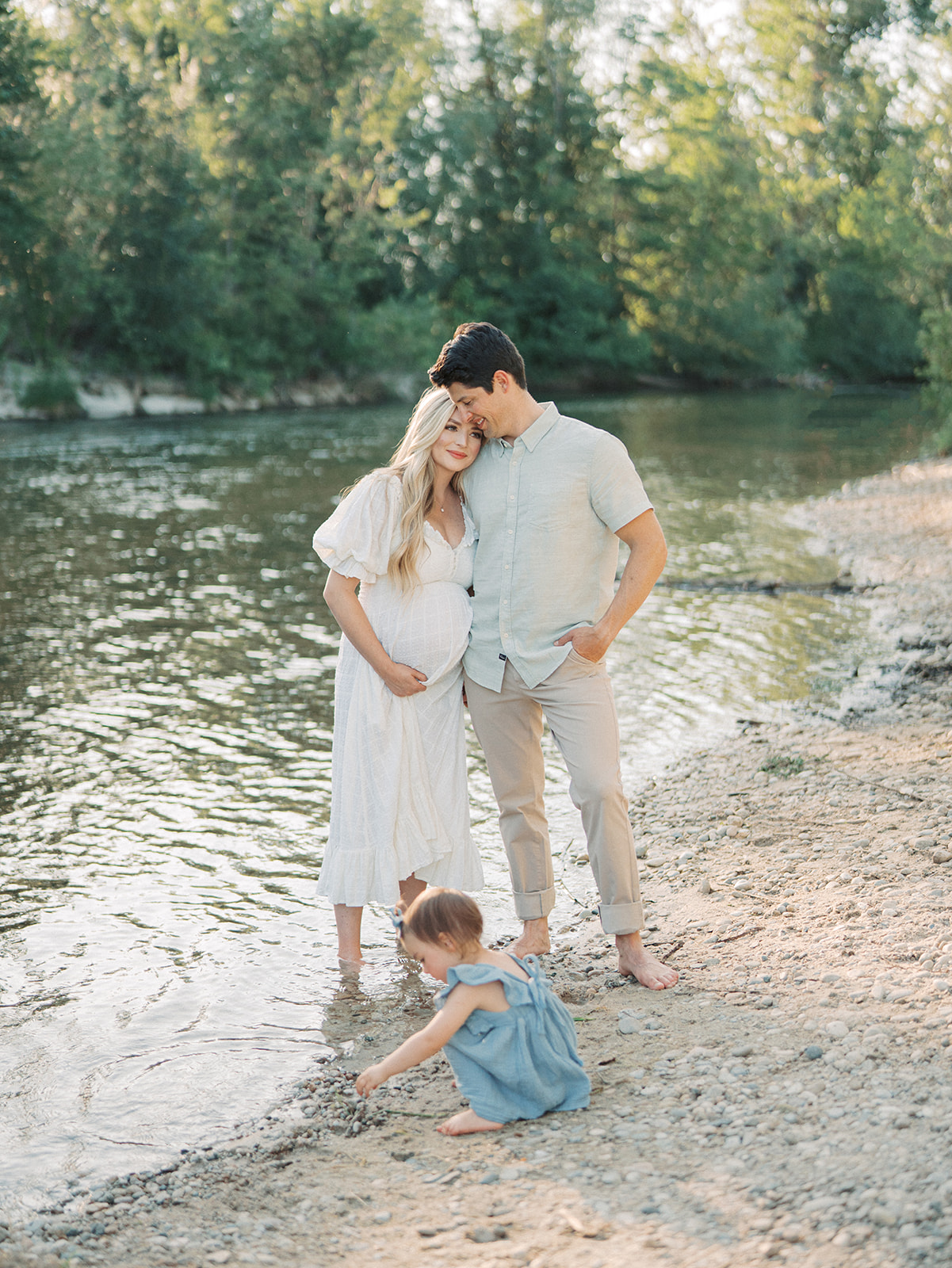 Family maternity session at the boise river in eagle, idaho with hannah mann photography