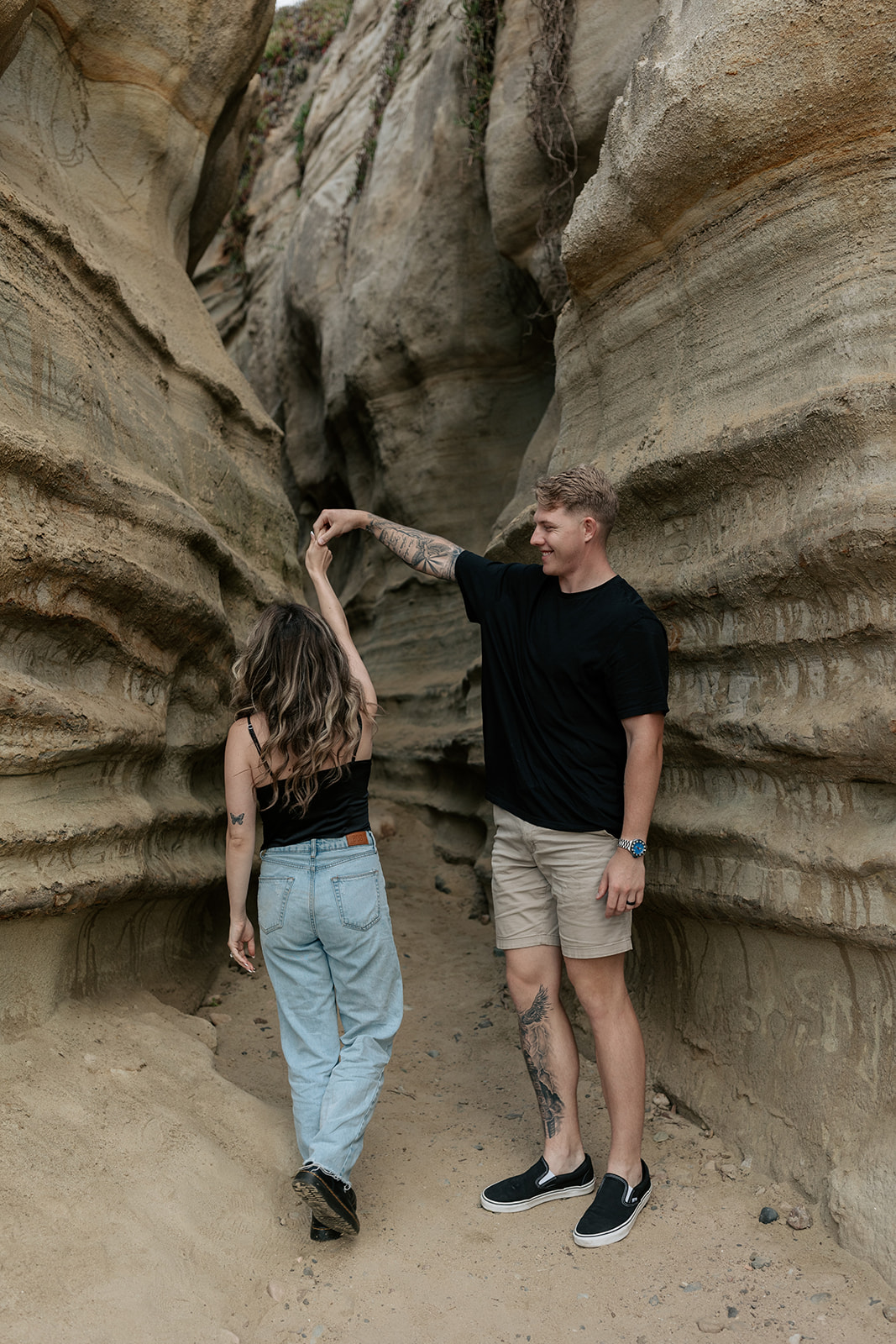 san clemente beach socal southern california engagement couple pose ideas sandstone cliffs california beach photoshoot