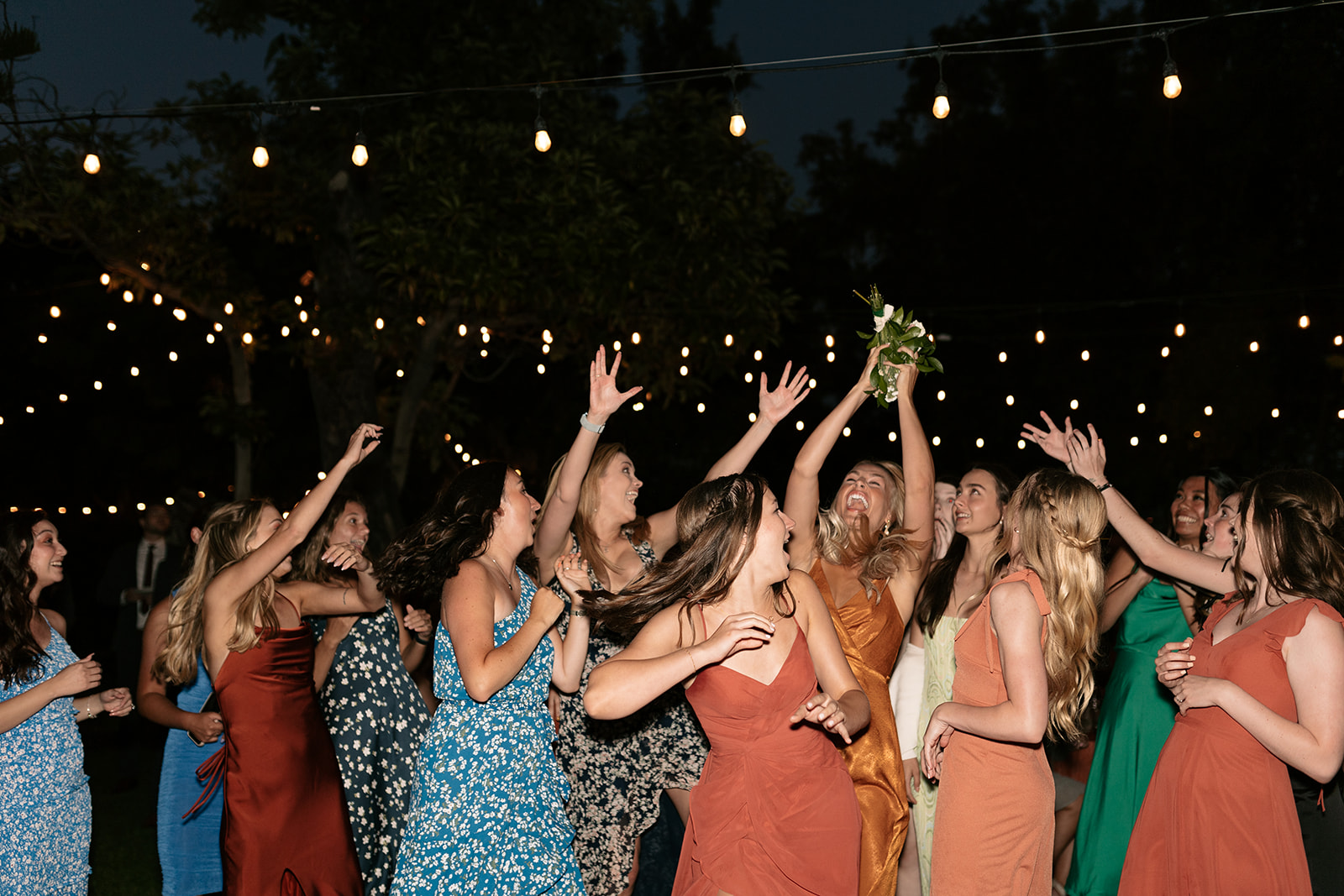 griffith house anaheim california socal orange county wedding bride throwing bouquet guests catching wedding bouquet