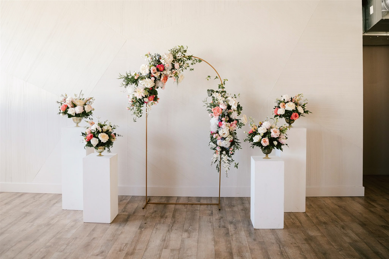 At Walden Chicago, vibrant blooms in shades of peach, coral, and white adorn the wedding venue, adding a burst of color.