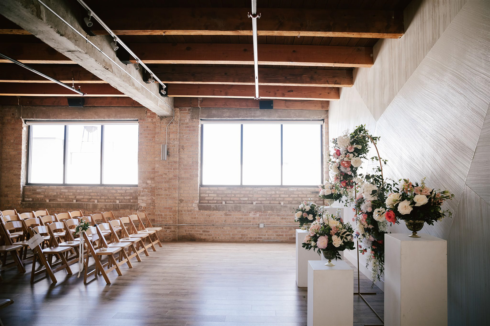 At Walden Chicago, vibrant blooms in shades of peach, coral, and white adorn the wedding venue, adding a burst of color.