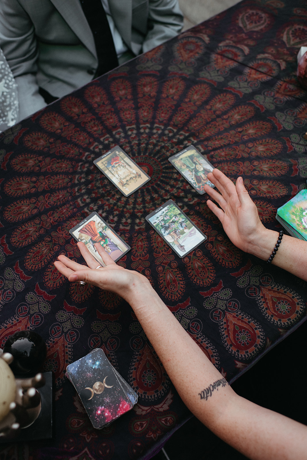 durham wedding photographer with tarot reading at the museum of life and science 