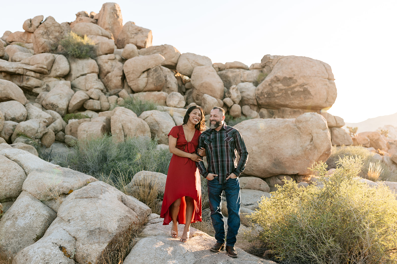 sunset engagement session joshua tree national park california socal photographer enagement pictures couples poses