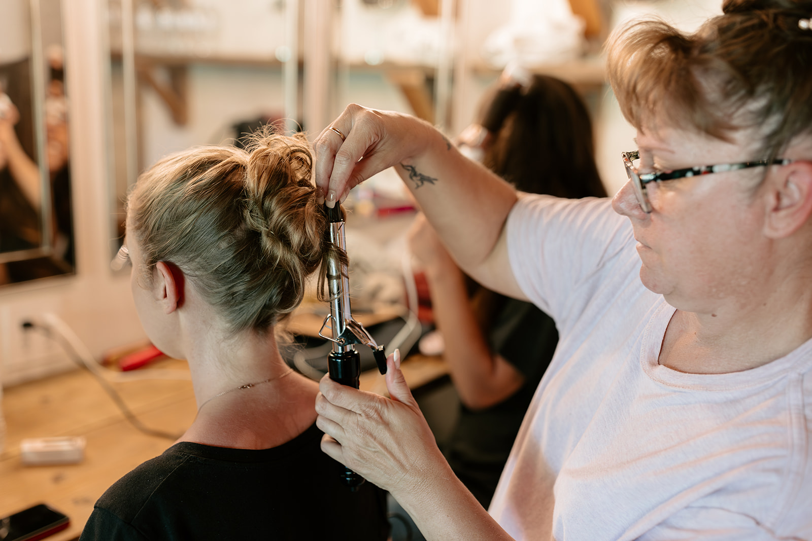 copper gables barn wedding roy washington state bride getting ready pictures neutral wedding day makeup hairdos