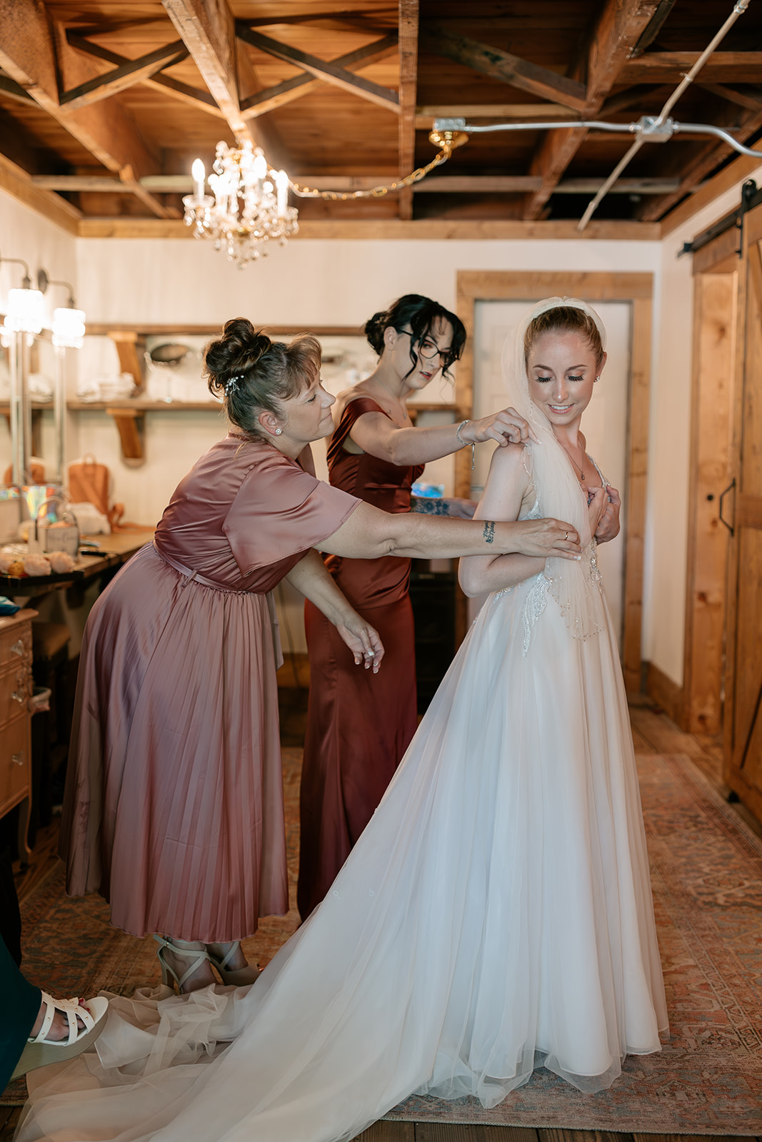 copper gables barn wedding roy washington state bride getting ready pictures neutral wedding day makeup hairdos