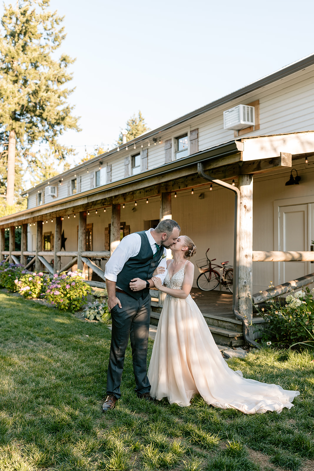 copper gables barn wedding roy washington state photographer couples poses wedding venue ideas photoshoot ideas