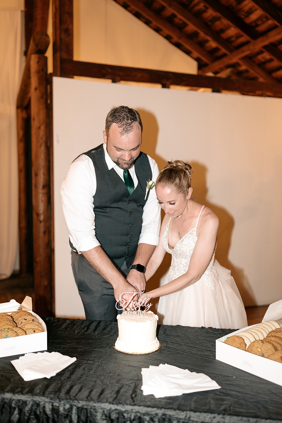 copper gables barn wedding roy washington state wedding cake cutting single layer white wedding cake eating couples