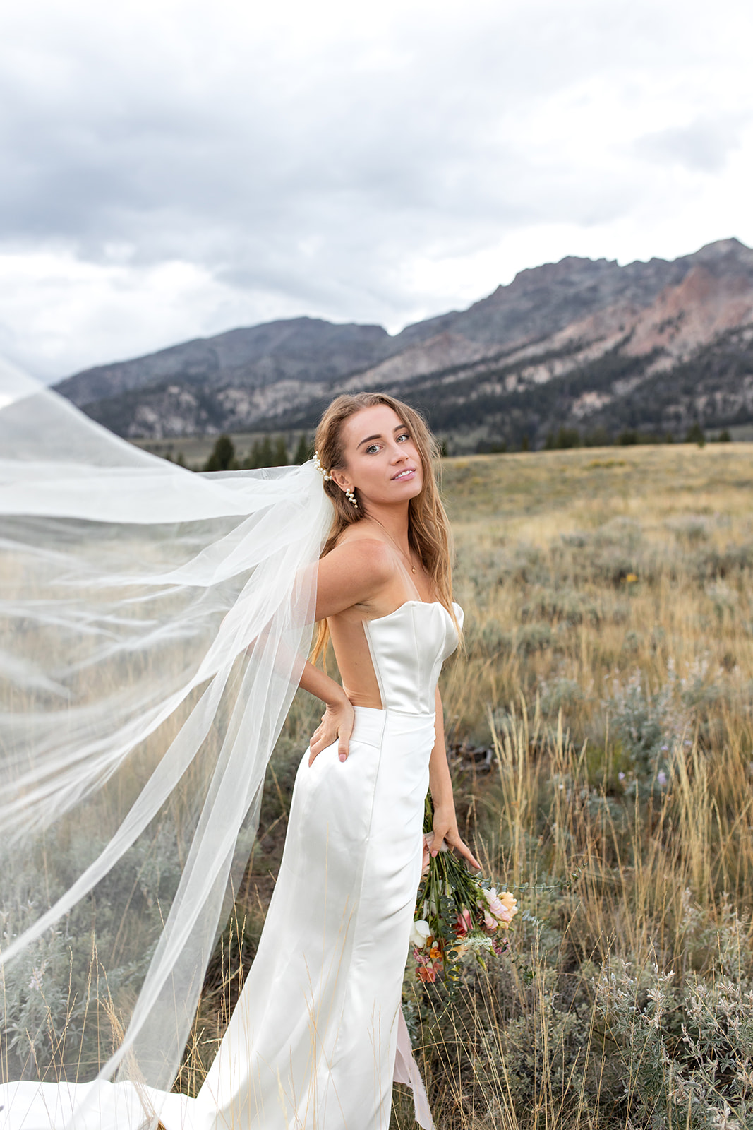 A stunning wedding in Sun Valley, Idaho, the bride wearing an Ines Di Santos couture gown.