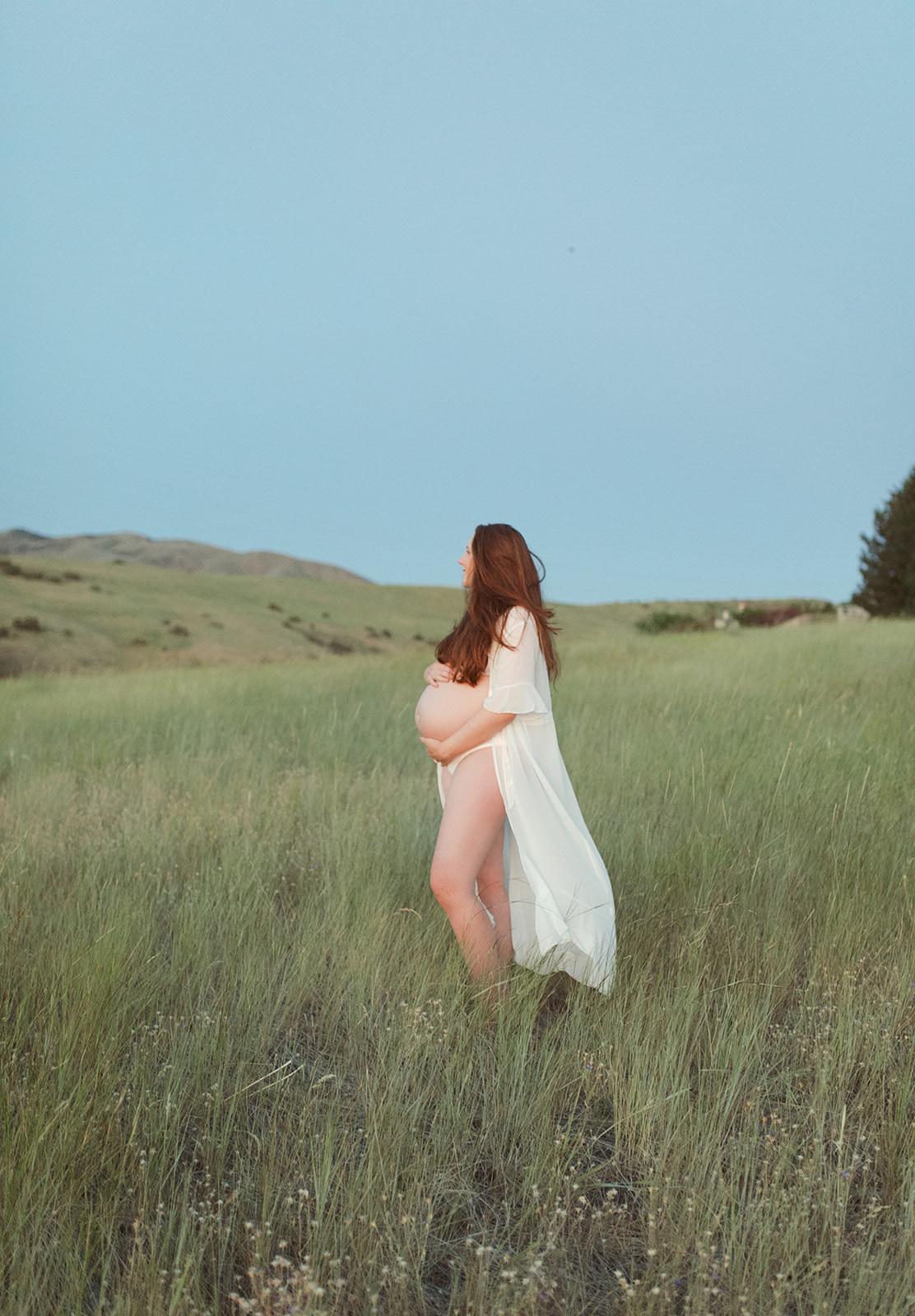 Twin Maternity Session in the Boise Foothills | Maternity photos by Hannah Mann | Idaho photographer serving the Treasur