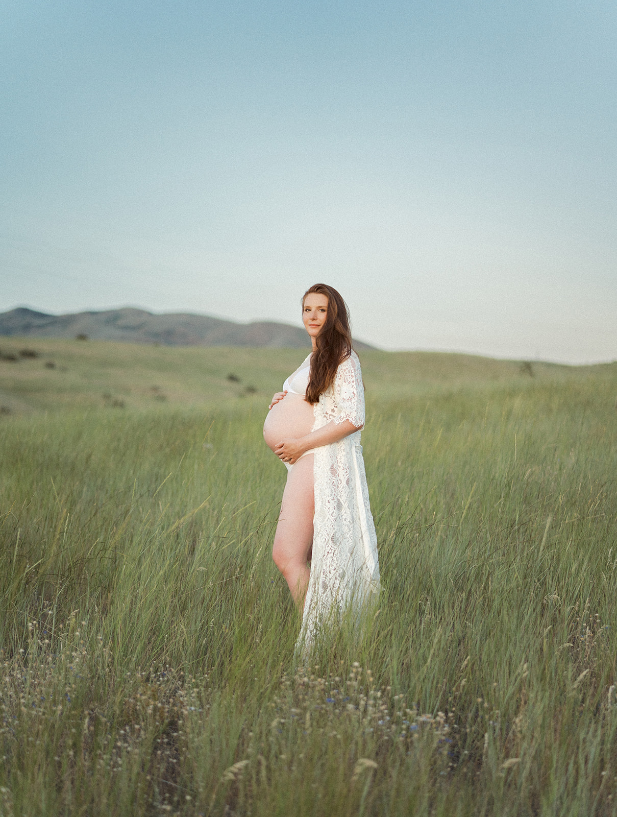 Twin Maternity Session in the Boise Foothills | Maternity photos by Hannah Mann | Idaho photographer