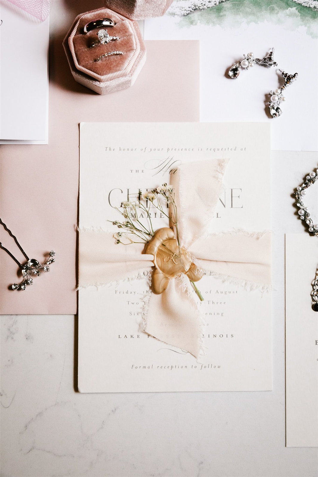 Pink wedding details add a touch of romance and elegance, infusing the day with a soft and beautiful tone.