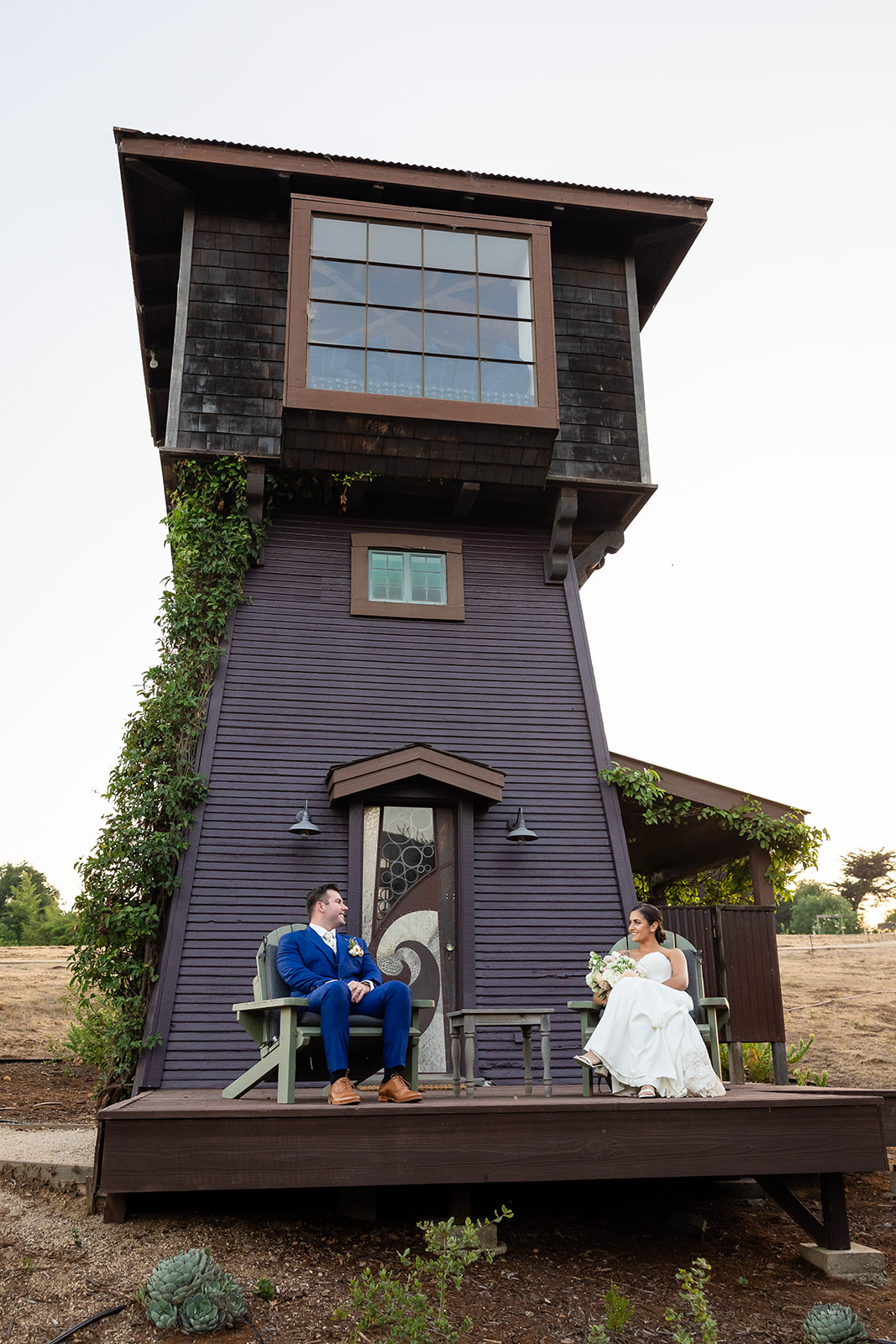 Wedding couple in front of flying caballos treehouse