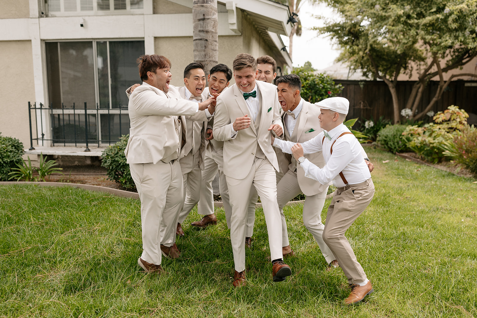 womens club wedding southern california laguna beach socal groomsmen pictures portraits silly wedding pictures