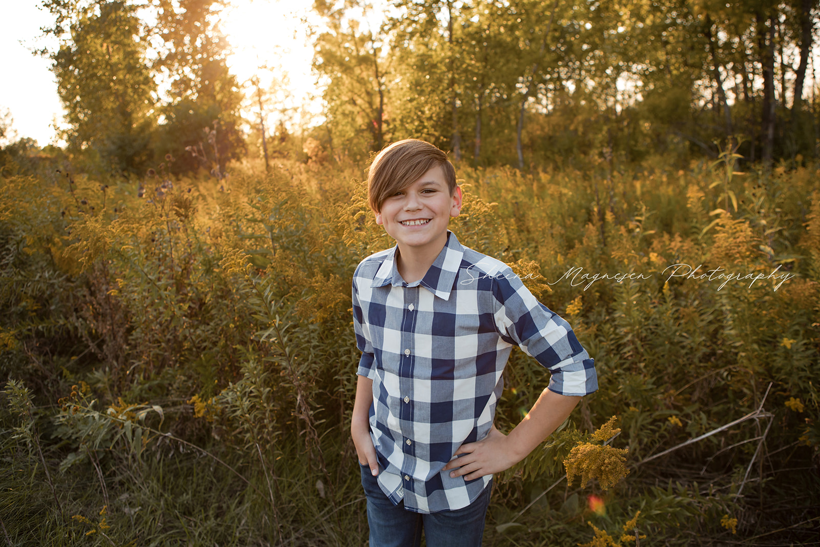 Outdoor Fall family session in Naperville during the golden sunset hour.