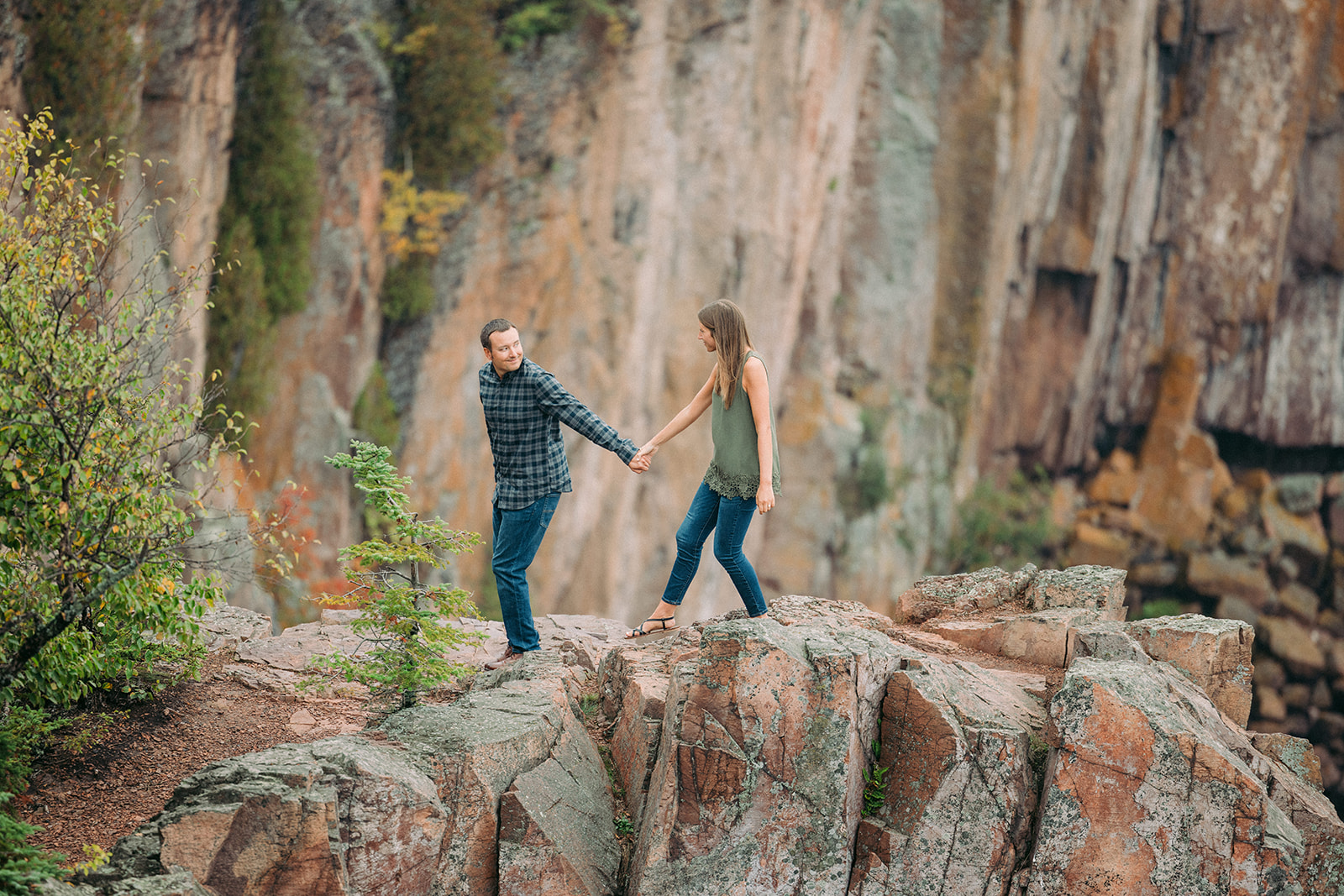 North Shore Engagement: Jenna and AJ against the stunning backdrop of Palisade Head