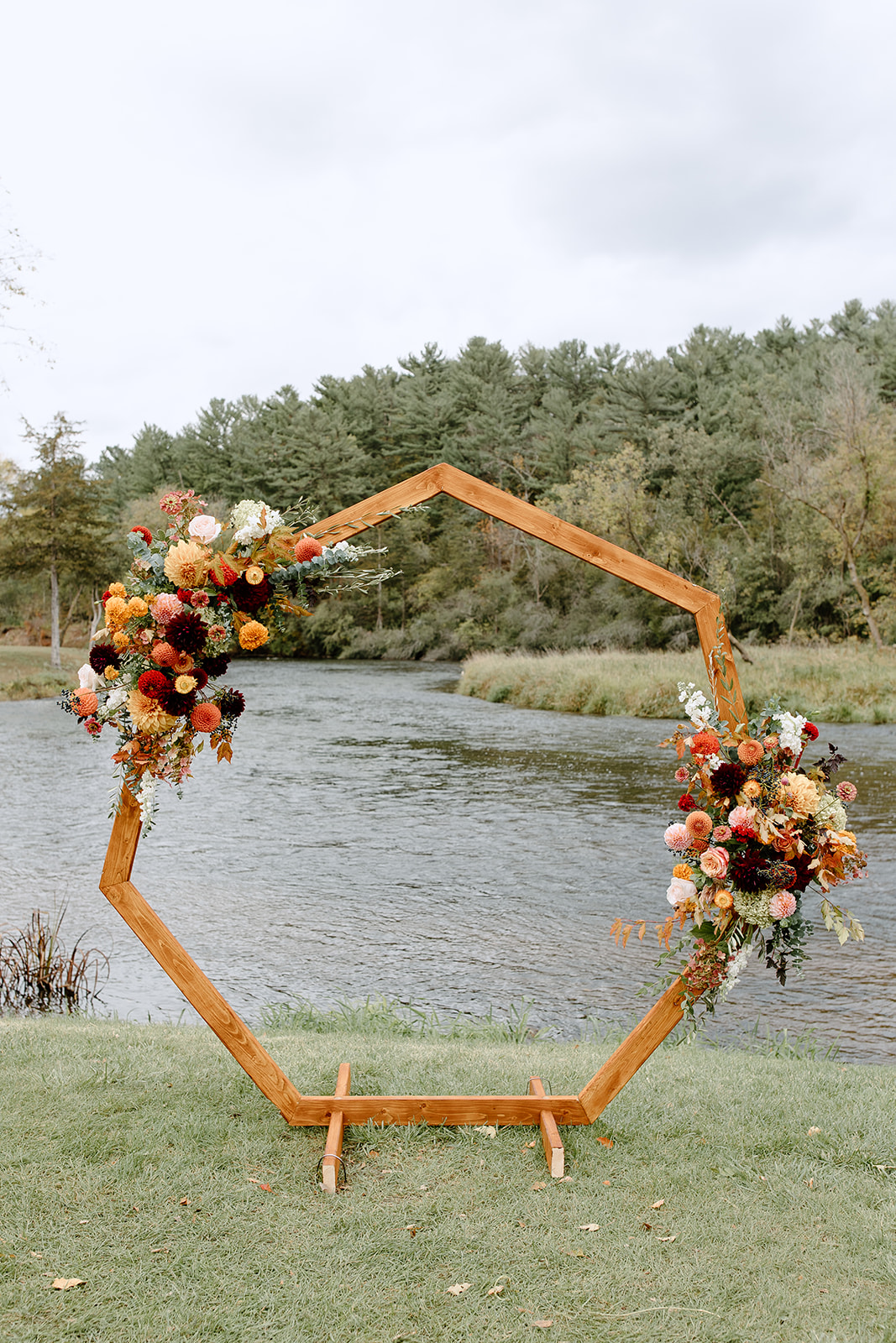 Ceremony arch in front of the Apple river
