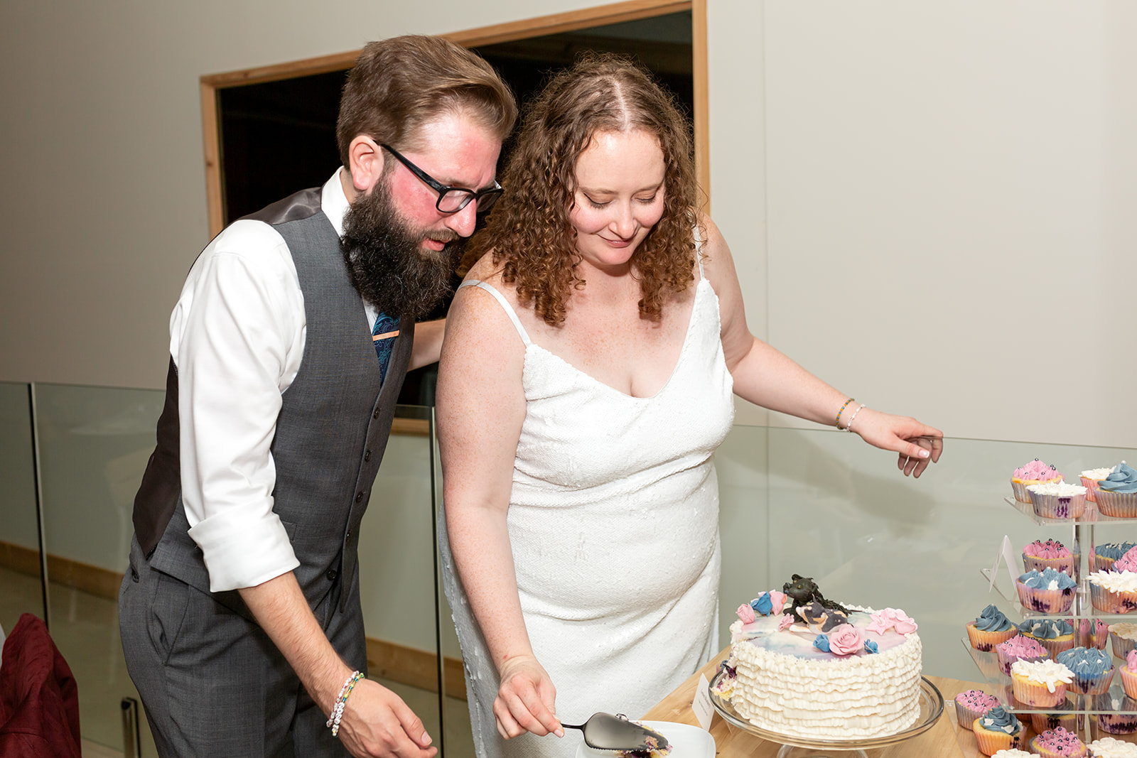 wedding cake cutting flash photo