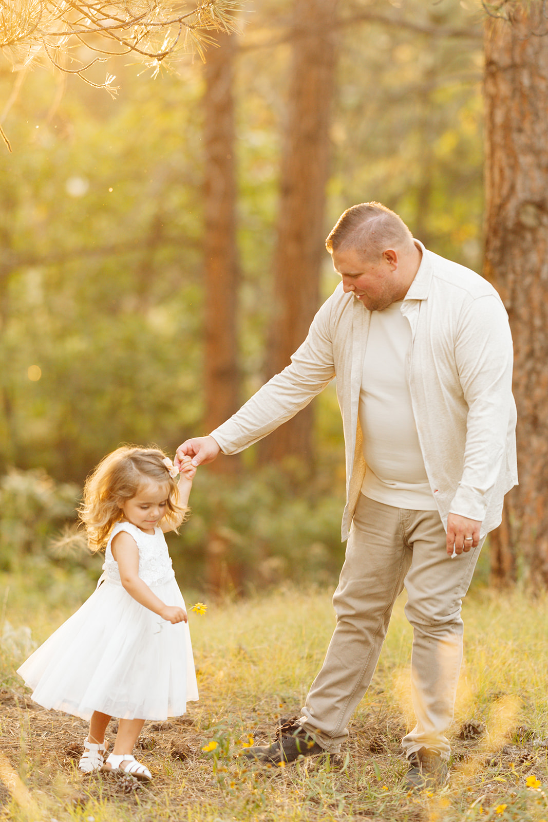 neutral outfits for fall family photos in castle rock colorado with pine trees and forest 80108 daddy daughter dance