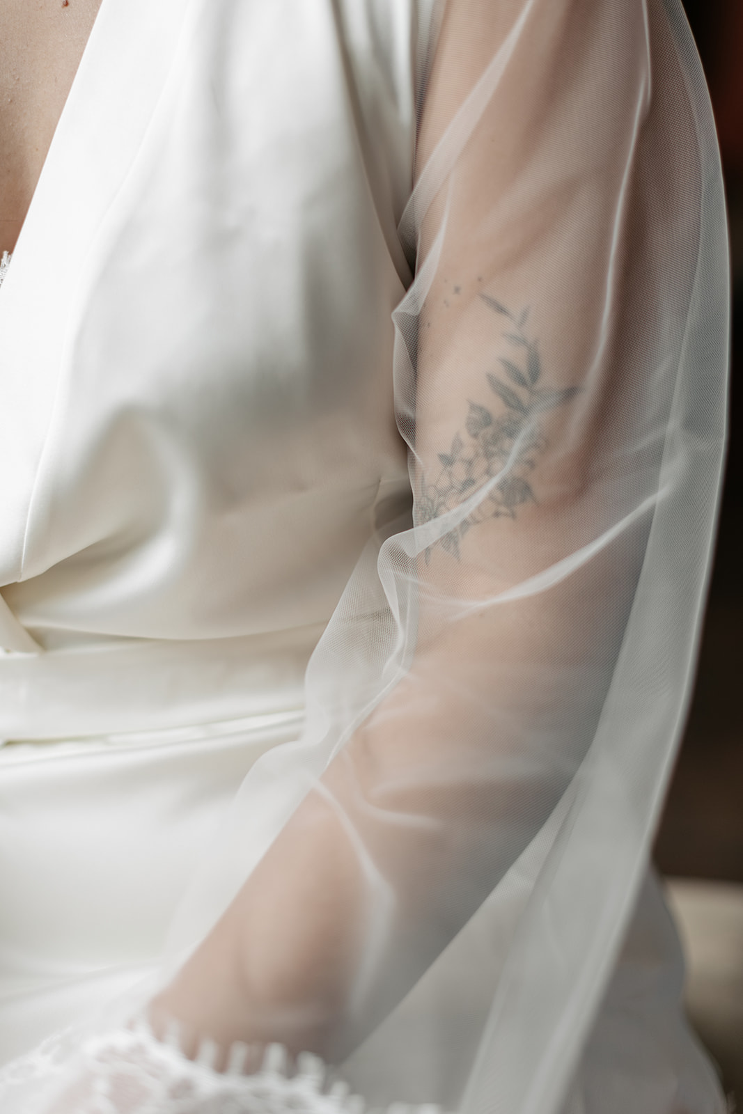 sacramento california backlyard wedding norcal white trumpet wedding dress sleeveless getting ready bride photos