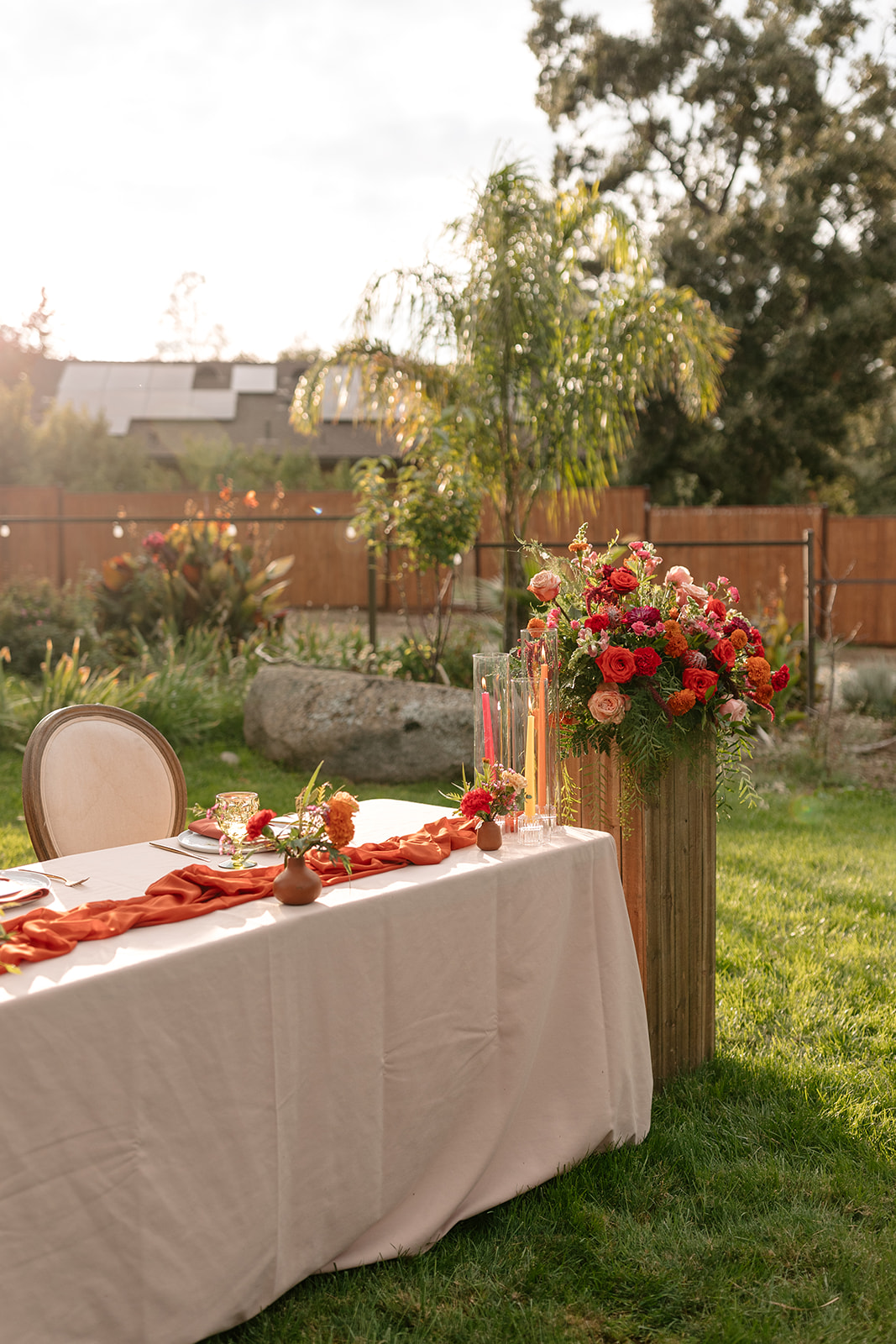 sacramento california backlyard wedding norcal wedding reception venue backyard reception outdoors red table decor