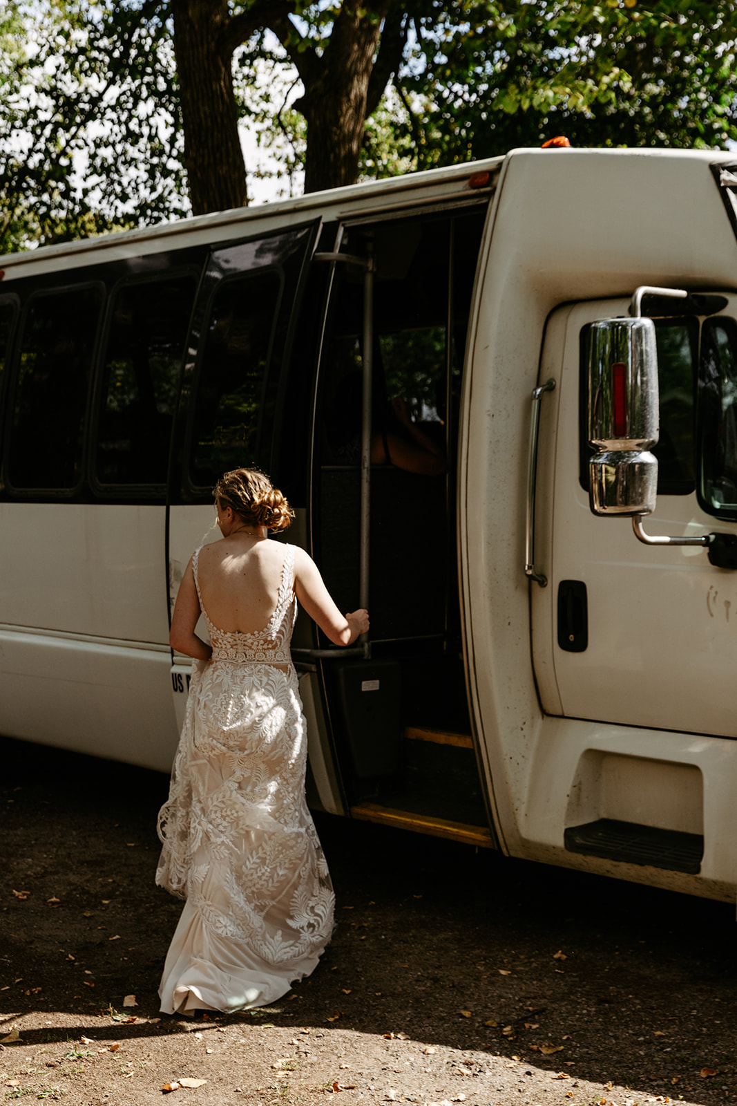 minnesota documentary and editorial outdoor wedding party bus brianna kirk photography 