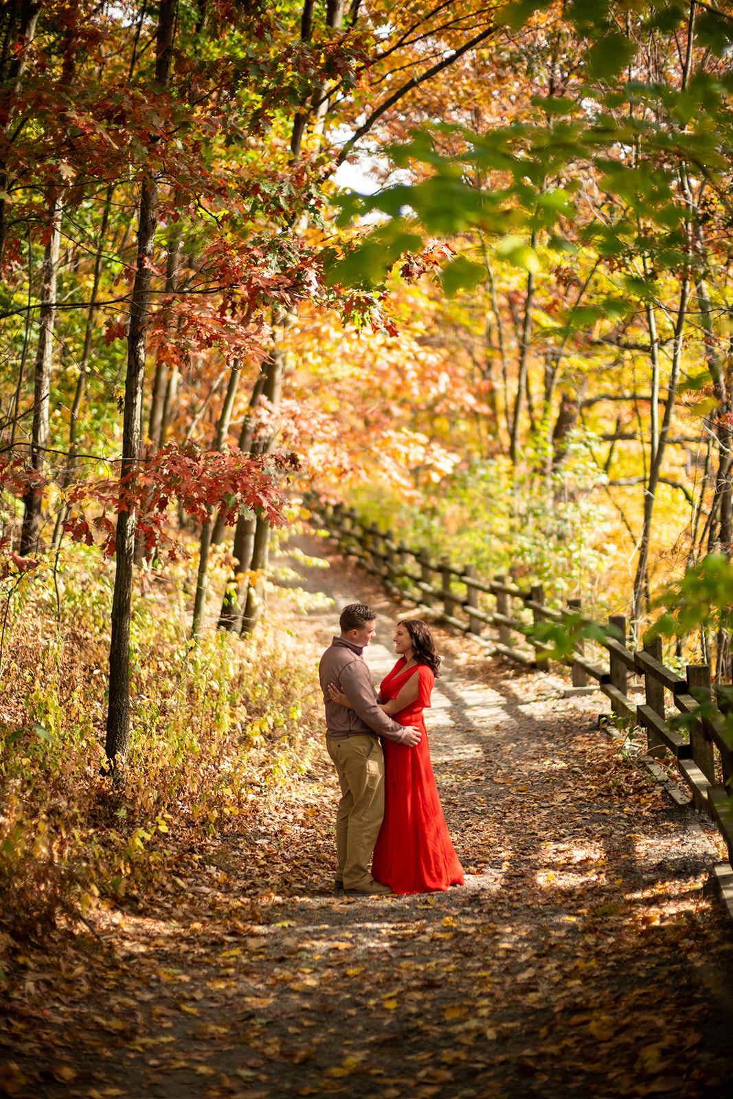 Intimate moment of couple kissing in serene nay aug park, showcasing natural engagement photography.