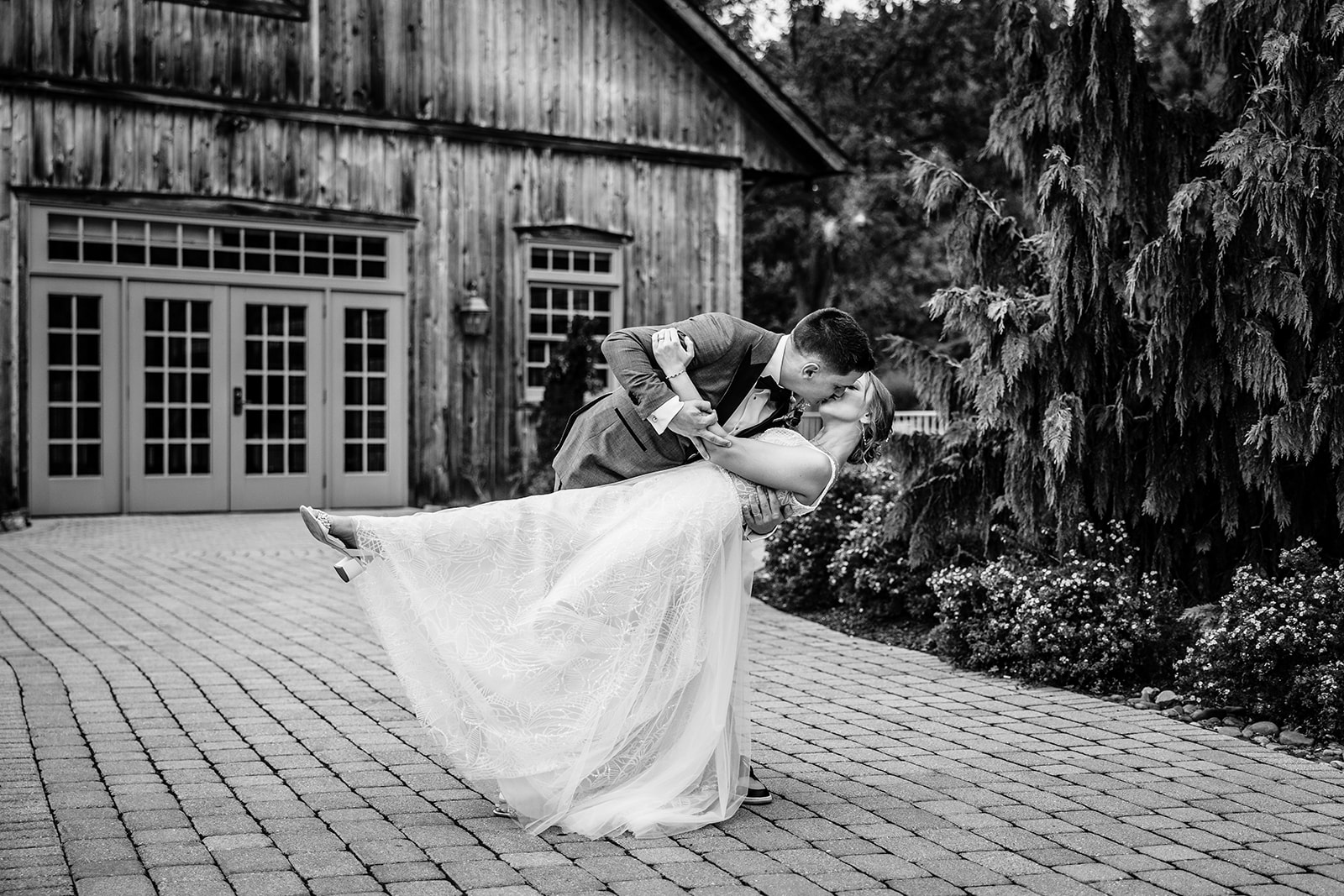 romantic fun summer wedding Glasbern Inn Fogelsville Lehigh Valley Pennsylvania photographer Carrie Kizuka